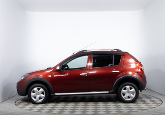 Подержанный автомобиль Renault Sandero 2014 года (8 фото)