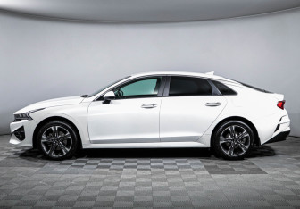 Подержанный автомобиль Kia K5 2021 года (8 фото)