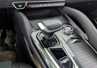 Подержанный автомобиль Geely Monjaro 2023 года (16 фото)