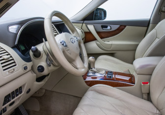 Подержанный автомобиль Infiniti QX70 2013 года (10 фото)