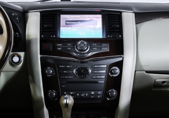 Подержанный автомобиль Infiniti QX56 2012 года (17 фото)