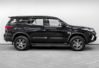Подержанный автомобиль Toyota Fortuner 2019 года (4 фото)
