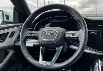 Подержанный автомобиль Audi Q8 2021 года (14 фото)