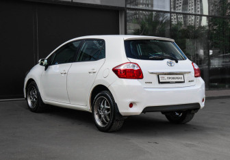 Подержанный автомобиль Toyota Auris Hatchback 2011 года (6 фото)