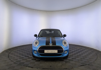 Подержанный автомобиль MINI Hatch 2017 года (2 фото)