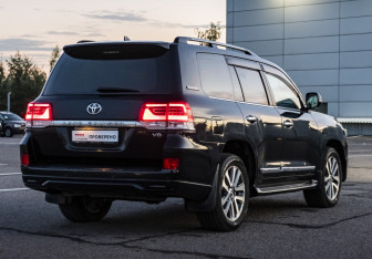Подержанный автомобиль Toyota Land Cruiser Suv 2016 года (5 фото)