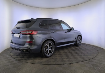 Подержанный автомобиль BMW X5 2022 года (5 фото)