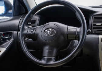 Подержанный автомобиль Toyota Corolla Hatchback 2005 года (15 фото)