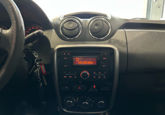 Подержанный автомобиль Renault Duster 2013 года (16 фото)