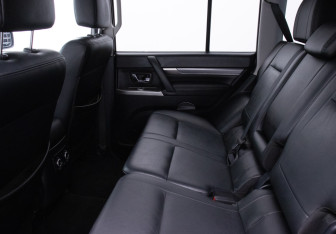 Подержанный автомобиль Mitsubishi Pajero 2011 года (11 фото)