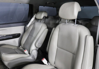 Подержанный автомобиль Kia Carnival 2020 года (10 фото)