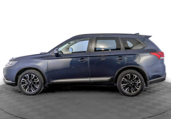 Подержанный автомобиль Mitsubishi Outlander 2021 года (8 фото)