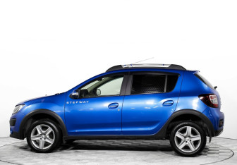 Подержанный автомобиль Renault Sandero 2017 года (3 фото)