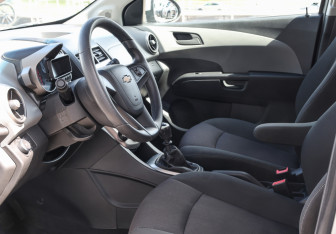 Подержанный автомобиль Chevrolet Aveo Sedan 2013 года (16 фото)