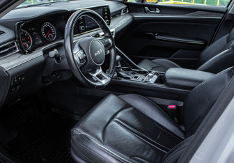 Подержанный автомобиль Kia K5 2022 года (14 фото)