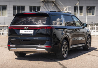 Подержанный автомобиль Kia Carnival 2021 года (6 фото)