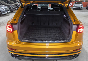 Подержанный автомобиль Audi Q8 2019 года (10 фото)