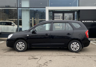 Подержанный автомобиль Kia Carens 2011 года (8 фото)
