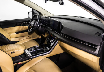 Подержанный автомобиль Kia Carnival 2021 года (9 фото)