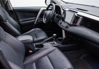Подержанный автомобиль Toyota RAV4 2016 года (9 фото)