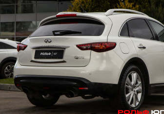Подержанный автомобиль Infiniti QX70 2016 года (25 фото)