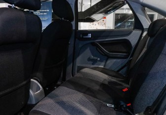 Подержанный автомобиль Ford Focus Sedan 2011 года (8 фото)