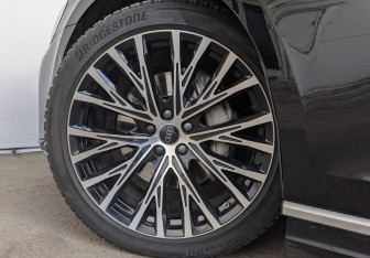 Подержанный автомобиль Audi A8 2023 года (12 фото)