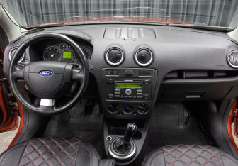 Подержанный автомобиль Ford Fusion 2006 года (14 фото)