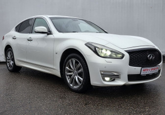 Подержанный автомобиль Infiniti Q70 2015 года (3 фото)