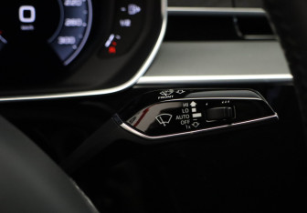 Подержанный автомобиль Audi A8 2019 года (15 фото)