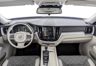 Подержанный автомобиль Volvo XC60 2020 года (14 фото)