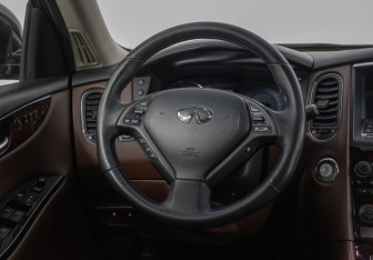 Подержанный автомобиль Infiniti EX 2011 года (15 фото)