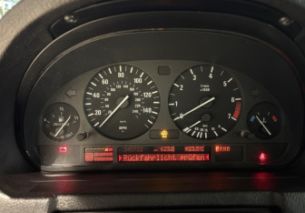 Подержанный автомобиль BMW X5 2004 года (10 фото)