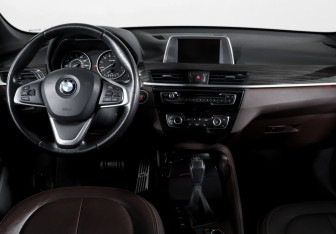 Подержанный автомобиль BMW X1 2015 года (12 фото)