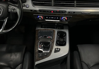 Подержанный автомобиль Audi Q7 2015 года (15 фото)