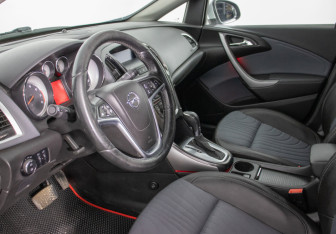 Подержанный автомобиль Opel Astra Sedan 2013 года (10 фото)