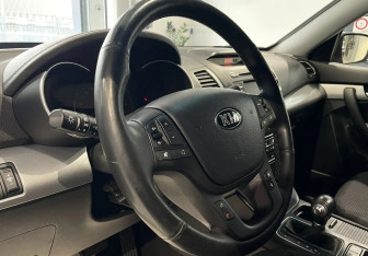 Подержанный автомобиль Kia Sorento 2015 года (13 фото)