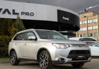 Подержанный автомобиль Mitsubishi Outlander 2014 года (2 фото)