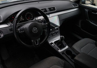 Подержанный автомобиль Volkswagen Passat Sedan 2012 года (12 фото)