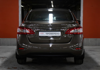 Подержанный автомобиль Nissan Sentra Sedan 2015 года (6 фото)