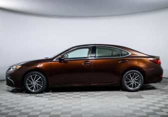 Подержанный автомобиль Lexus ES 2016 года (8 фото)