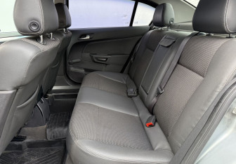 Подержанный автомобиль Opel Astra Sedan 2012 года (11 фото)
