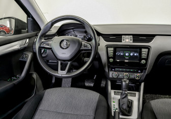 Подержанный автомобиль Skoda Octavia Liftback 2016 года (28 фото)