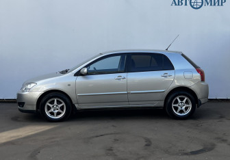 Подержанный автомобиль Toyota Corolla Hatchback 2004 года (8 фото)