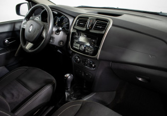 Подержанный автомобиль Renault Sandero 2018 года (10 фото)