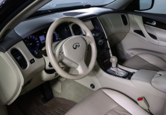 Подержанный автомобиль Infiniti EX 2012 года (15 фото)