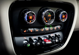 Подержанный автомобиль MINI Clubman Wagon 2021 года (16 фото)