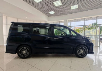 Подержанный автомобиль Toyota Voxy Minivan 2015 года (4 фото)