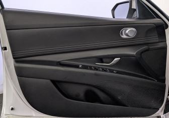 Подержанный автомобиль Hyundai Elantra Sedan 2021 года (19 фото)