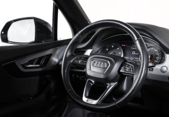 Подержанный автомобиль Audi Q7 2017 года (17 фото)